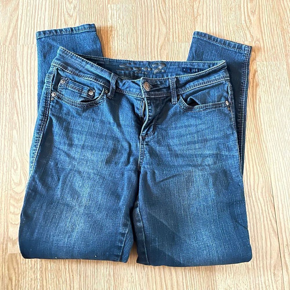 Seven7 Women skinny jeans size 8
Fancy back pocket design 
28.5” inseam
5” cuff